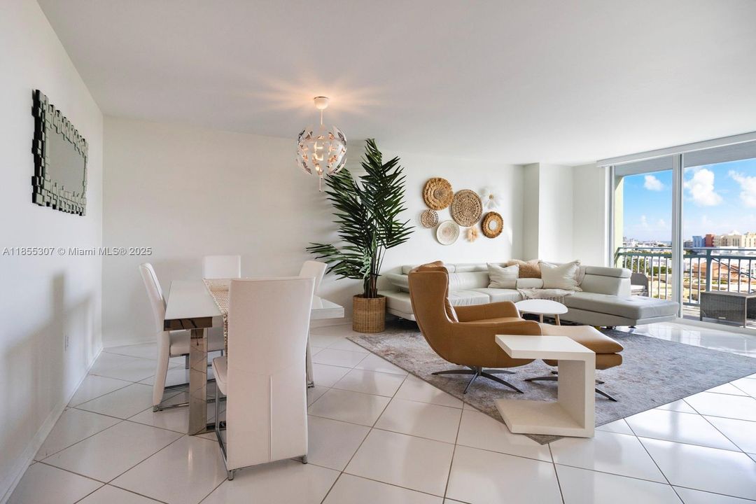 For Sale: $775,000 (1 beds, 1 baths, 740 Square Feet)