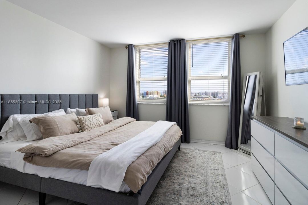 For Sale: $775,000 (1 beds, 1 baths, 740 Square Feet)