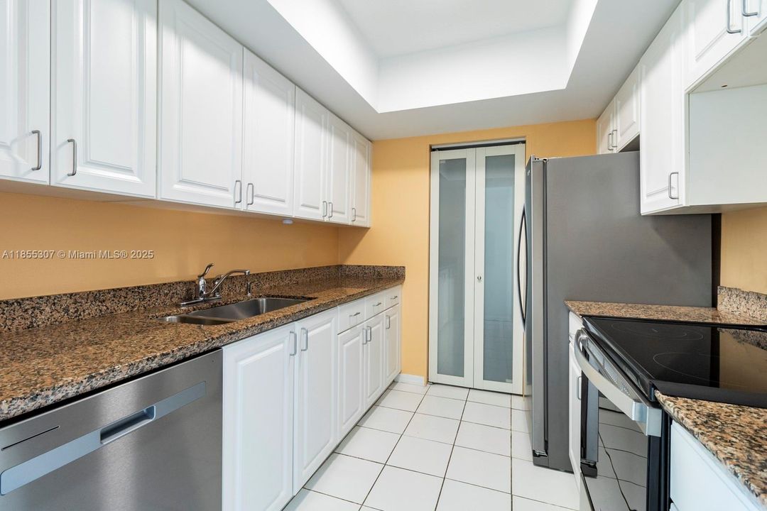 For Sale: $775,000 (1 beds, 1 baths, 740 Square Feet)