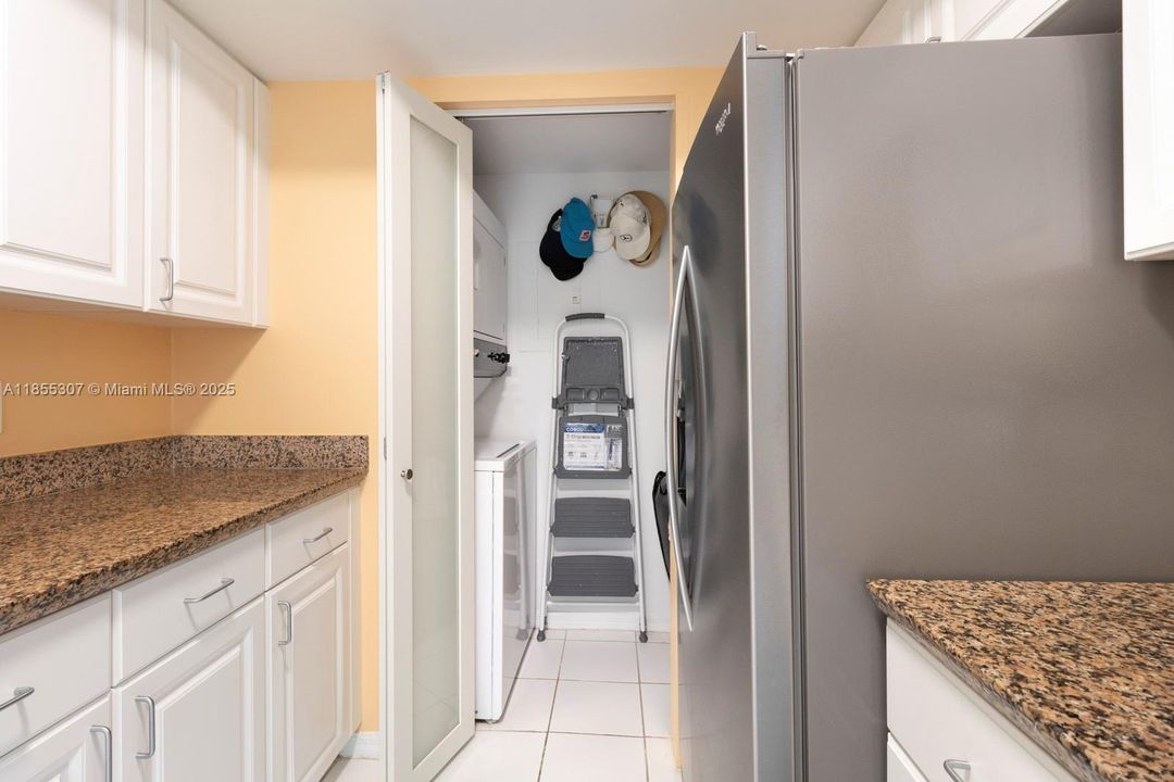 For Sale: $775,000 (1 beds, 1 baths, 740 Square Feet)