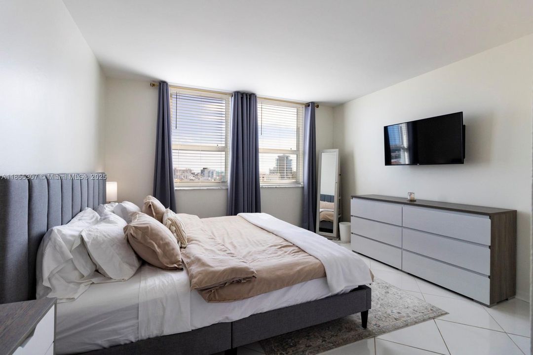 For Sale: $775,000 (1 beds, 1 baths, 740 Square Feet)