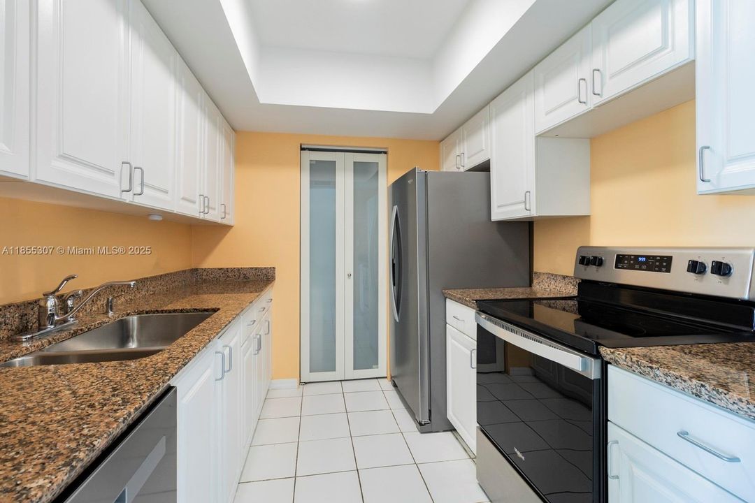 For Sale: $775,000 (1 beds, 1 baths, 740 Square Feet)