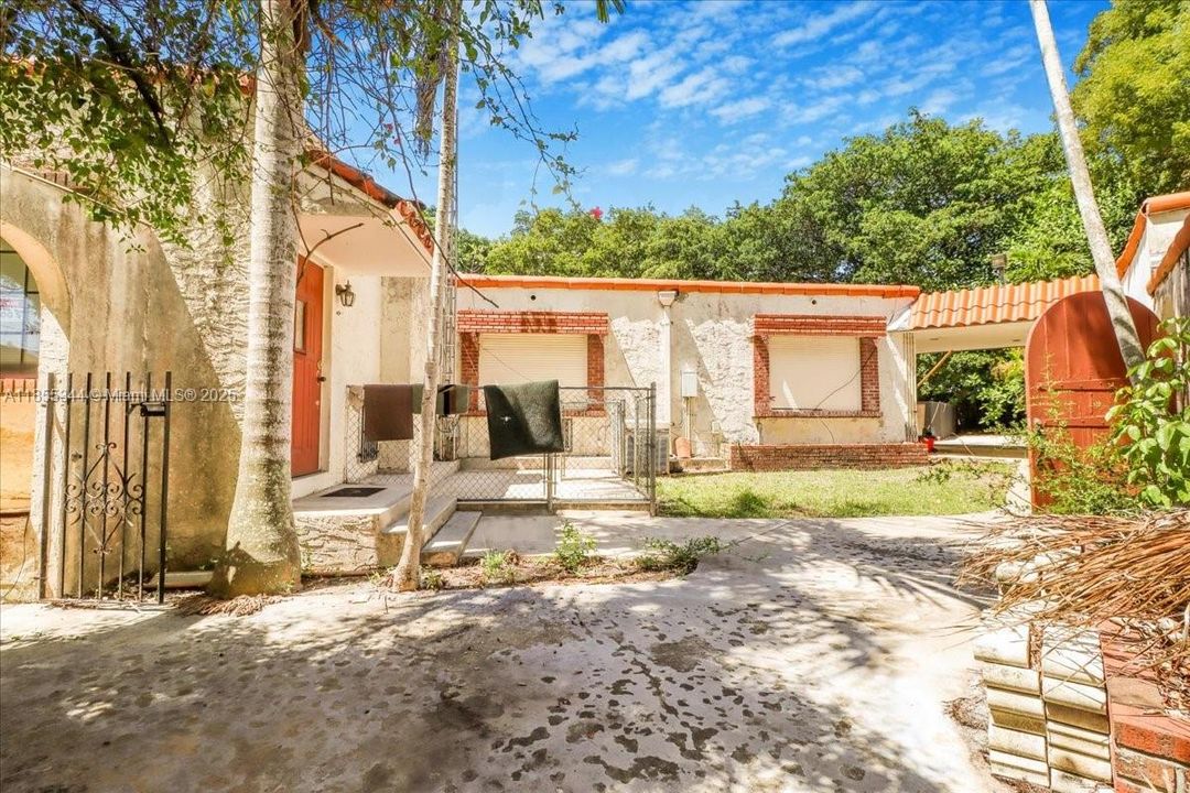 En Venta: $2,499,000 (3 camas, 2 baños, 5180 Pies cuadrados)