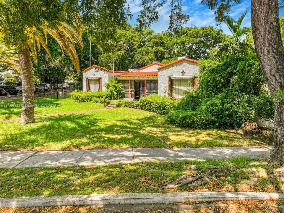 En Venta: $2,499,000 (3 camas, 2 baños, 5180 Pies cuadrados)