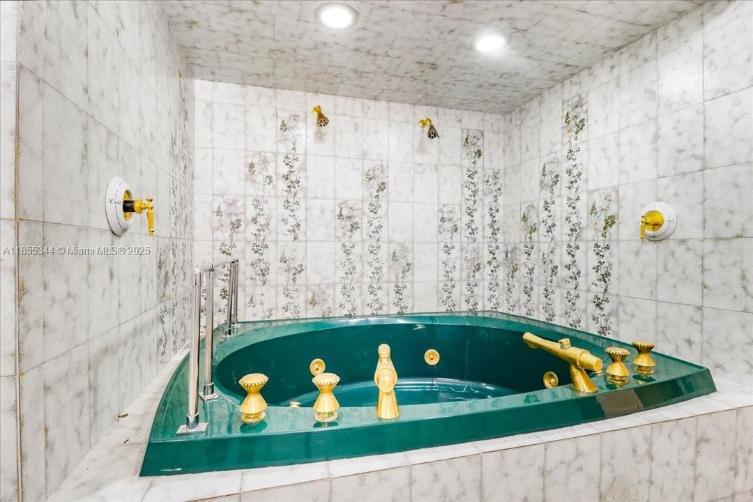 En Venta: $2,499,000 (3 camas, 2 baños, 5180 Pies cuadrados)