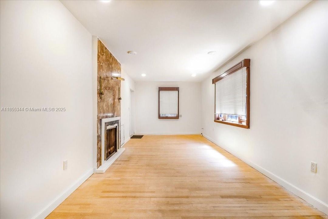 En Venta: $2,499,000 (3 camas, 2 baños, 5180 Pies cuadrados)