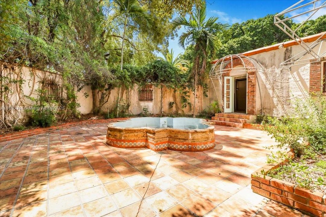 En Venta: $2,499,000 (3 camas, 2 baños, 5180 Pies cuadrados)