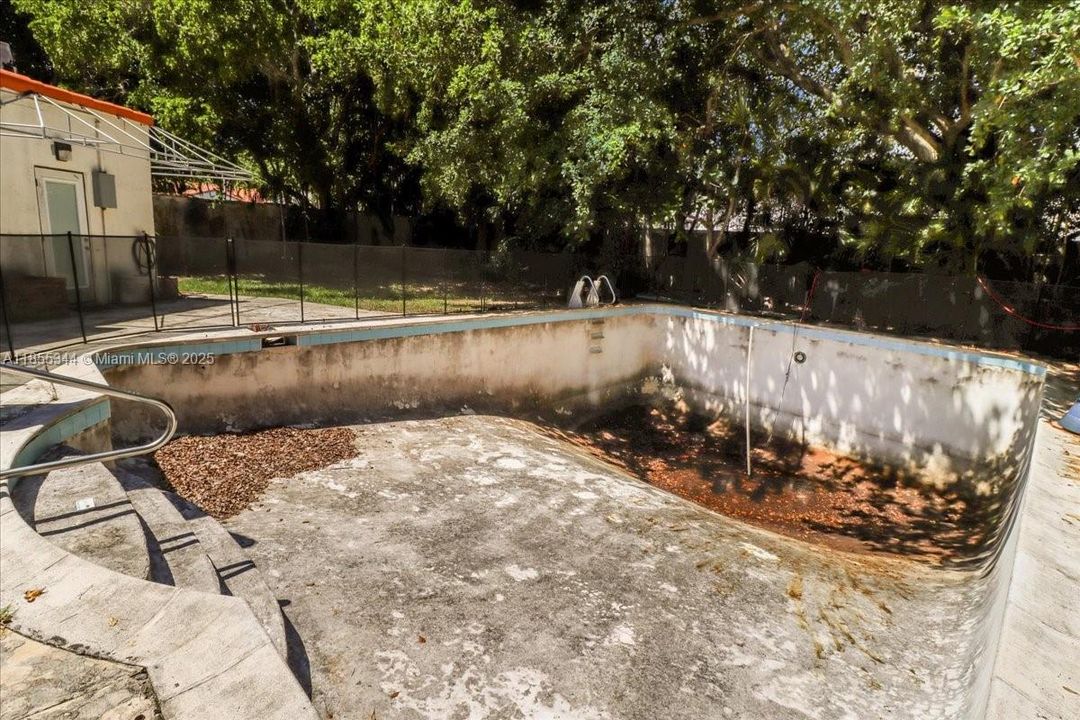 En Venta: $2,499,000 (3 camas, 2 baños, 5180 Pies cuadrados)