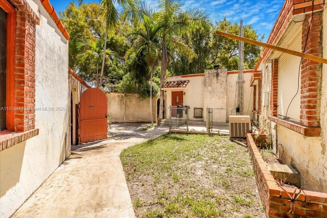 En Venta: $2,499,000 (3 camas, 2 baños, 5180 Pies cuadrados)