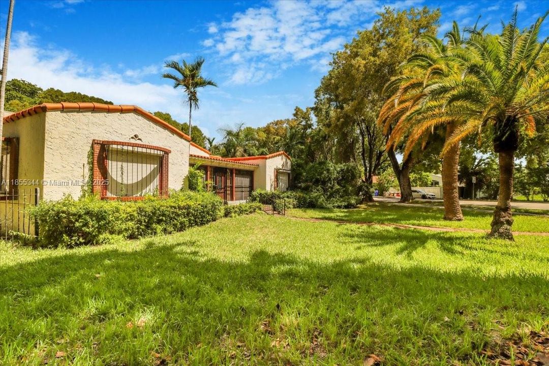 En Venta: $2,499,000 (3 camas, 2 baños, 5180 Pies cuadrados)