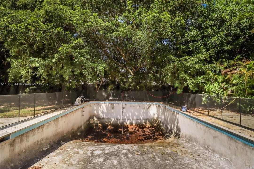 En Venta: $2,499,000 (3 camas, 2 baños, 5180 Pies cuadrados)