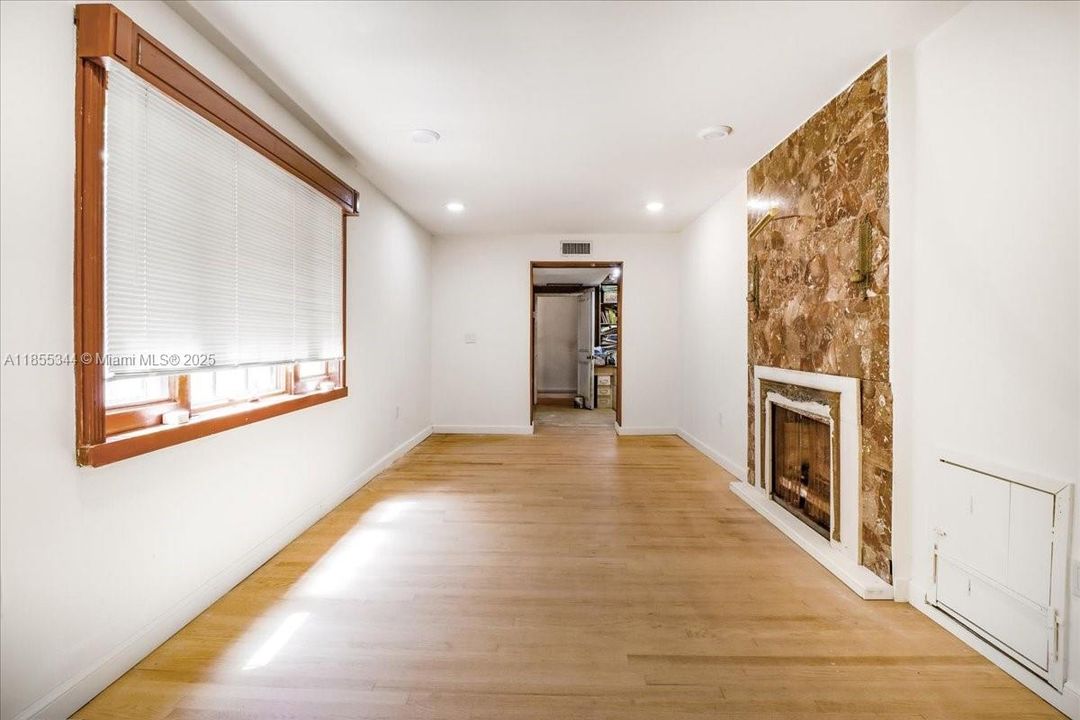 En Venta: $2,499,000 (3 camas, 2 baños, 5180 Pies cuadrados)