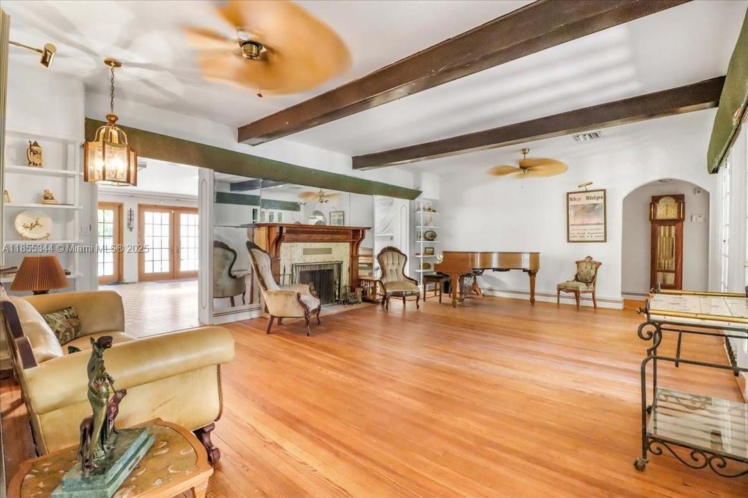 En Venta: $2,499,000 (3 camas, 2 baños, 5180 Pies cuadrados)