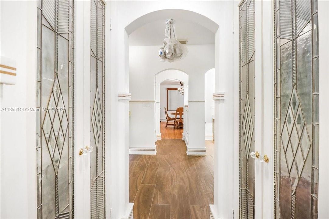 En Venta: $2,499,000 (3 camas, 2 baños, 5180 Pies cuadrados)