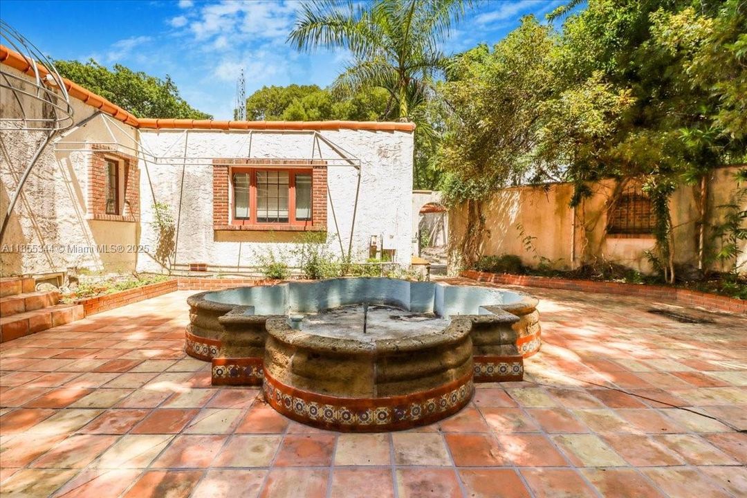 En Venta: $2,499,000 (3 camas, 2 baños, 5180 Pies cuadrados)