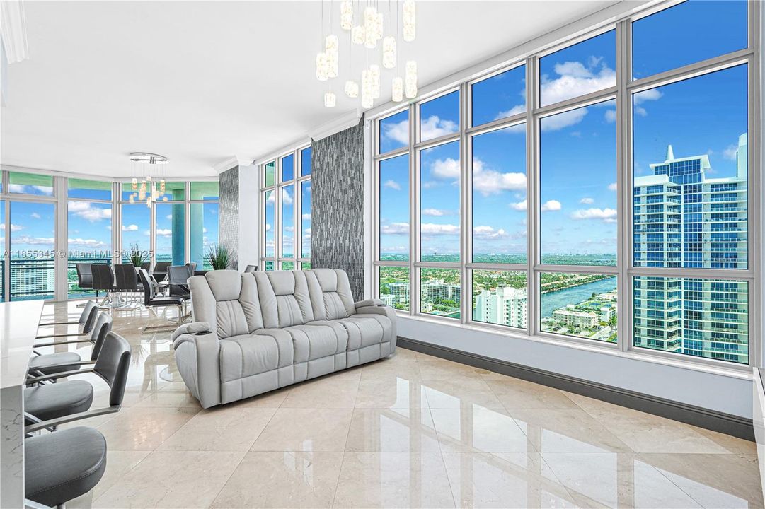 Active With Contract: $1,999,000 (3 beds, 3 baths, 2857 Square Feet)