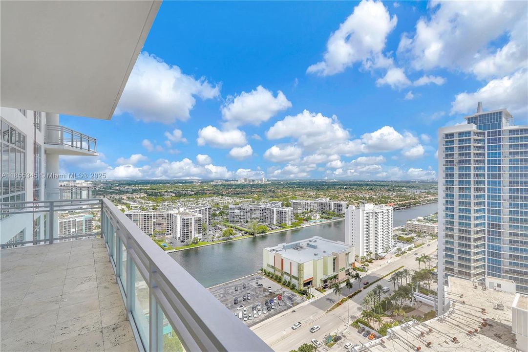 Active With Contract: $1,999,000 (3 beds, 3 baths, 2857 Square Feet)