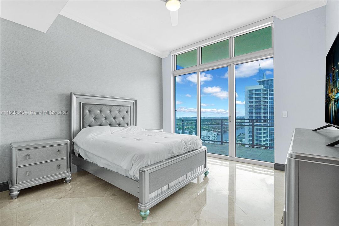 Active With Contract: $1,999,000 (3 beds, 3 baths, 2857 Square Feet)