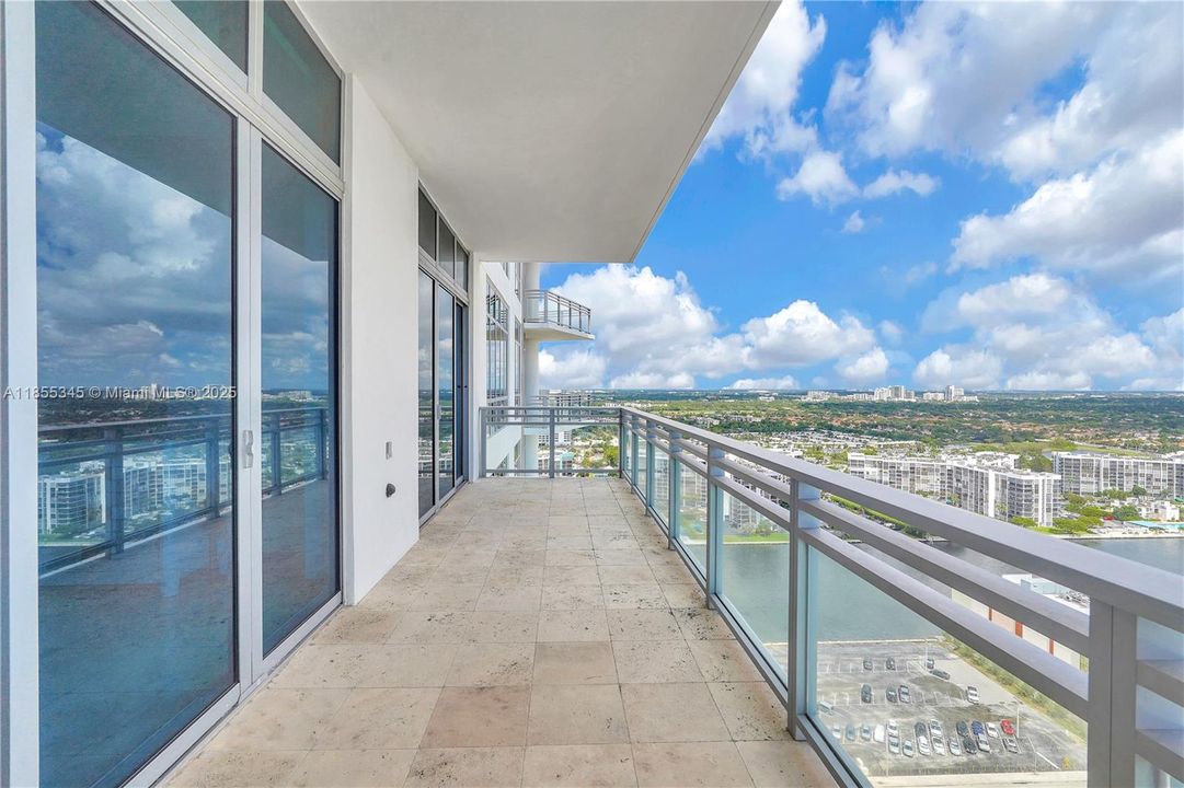 Active With Contract: $1,999,000 (3 beds, 3 baths, 2857 Square Feet)