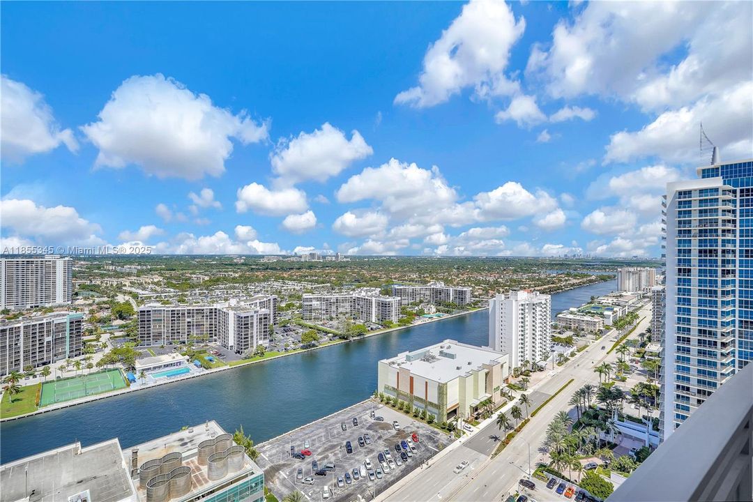 Active With Contract: $1,999,000 (3 beds, 3 baths, 2857 Square Feet)