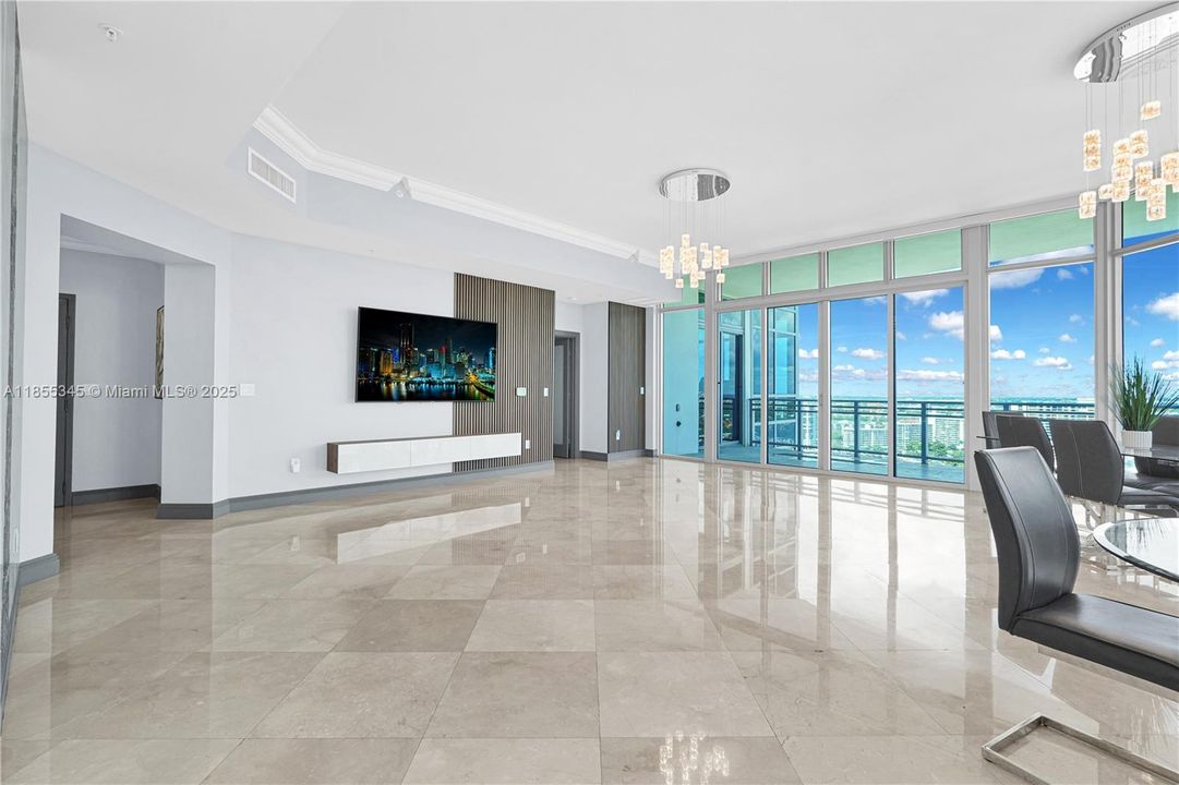 Active With Contract: $1,999,000 (3 beds, 3 baths, 2857 Square Feet)