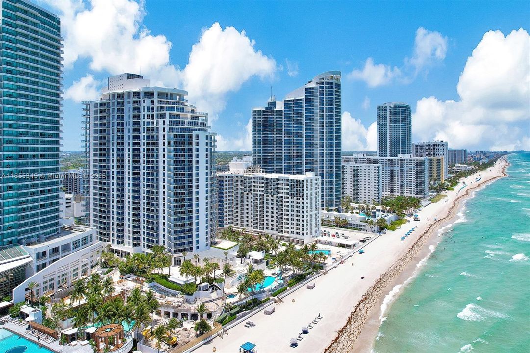 Active With Contract: $1,999,000 (3 beds, 3 baths, 2857 Square Feet)