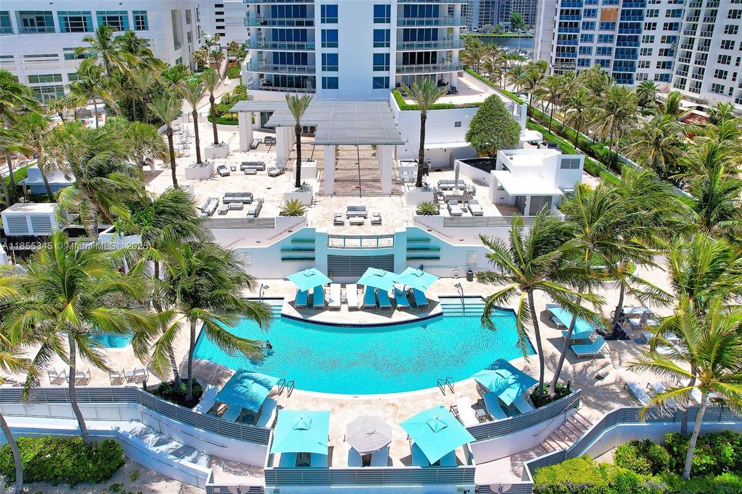 Active With Contract: $1,999,000 (3 beds, 3 baths, 2857 Square Feet)