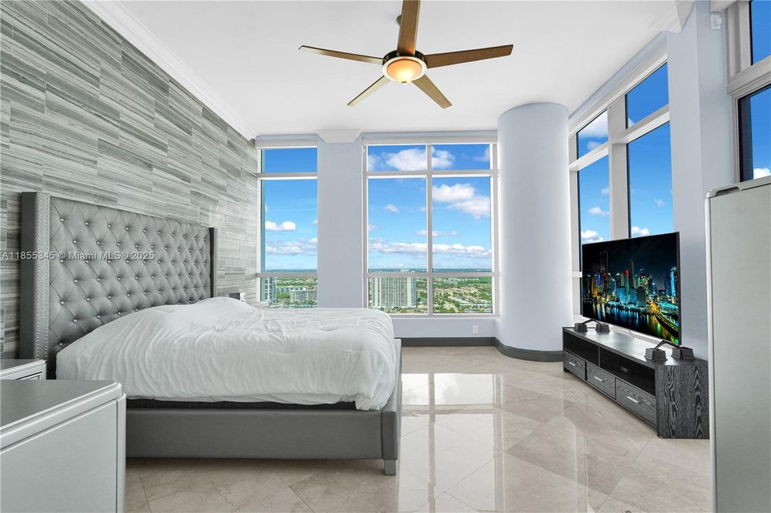 Active With Contract: $1,999,000 (3 beds, 3 baths, 2857 Square Feet)