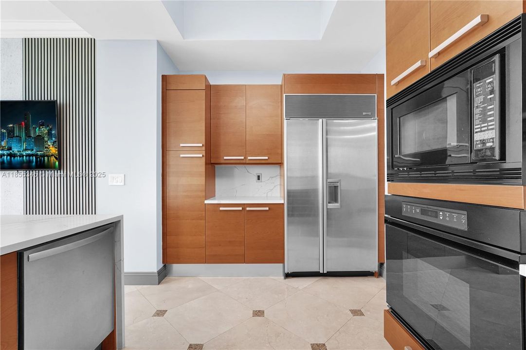 Active With Contract: $1,999,000 (3 beds, 3 baths, 2857 Square Feet)