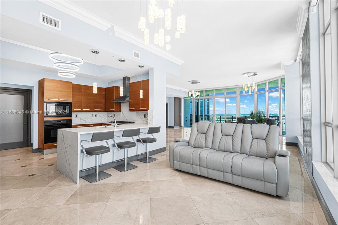 Active With Contract: $1,999,000 (3 beds, 3 baths, 2857 Square Feet)
