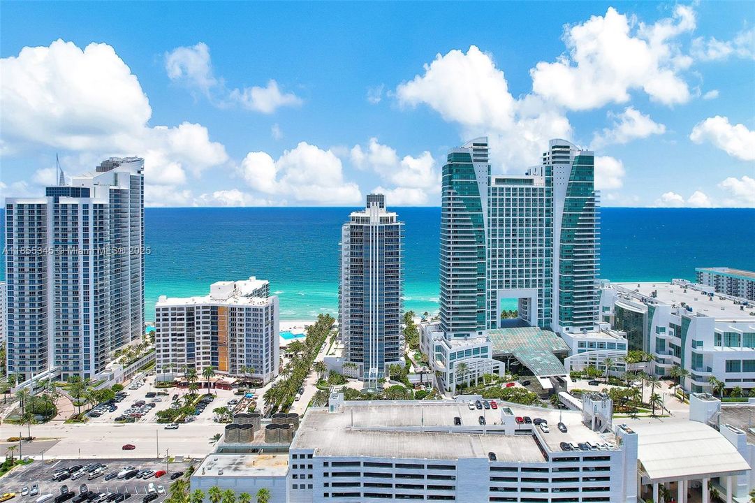 Active With Contract: $1,999,000 (3 beds, 3 baths, 2857 Square Feet)