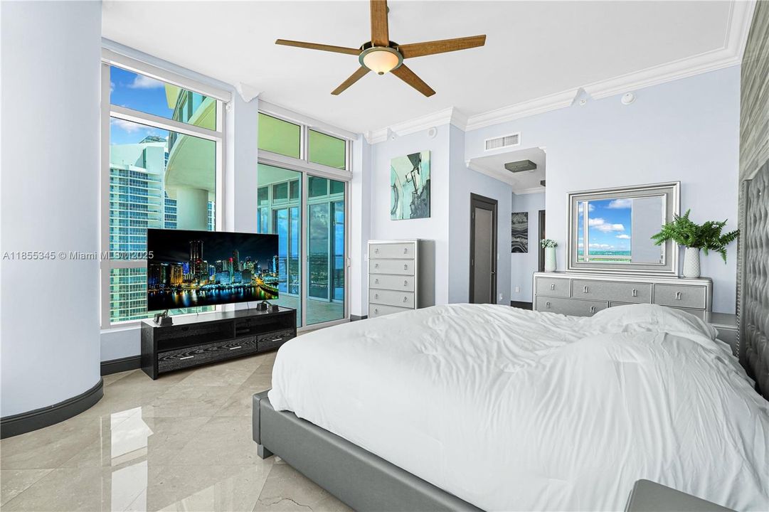 Active With Contract: $1,999,000 (3 beds, 3 baths, 2857 Square Feet)