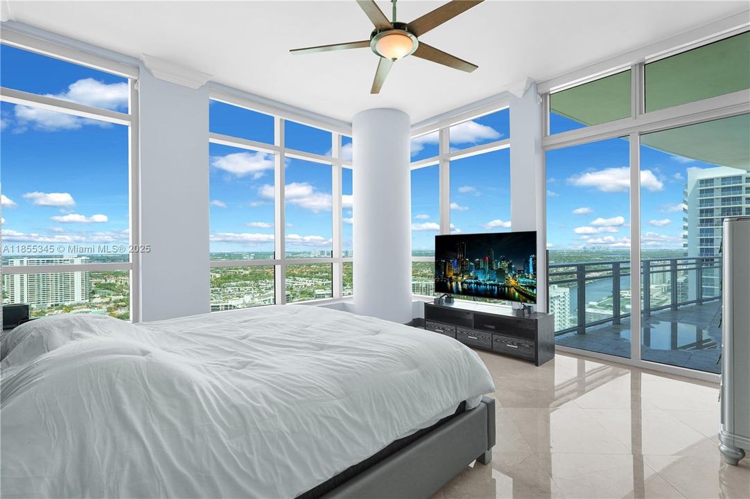 Active With Contract: $1,999,000 (3 beds, 3 baths, 2857 Square Feet)