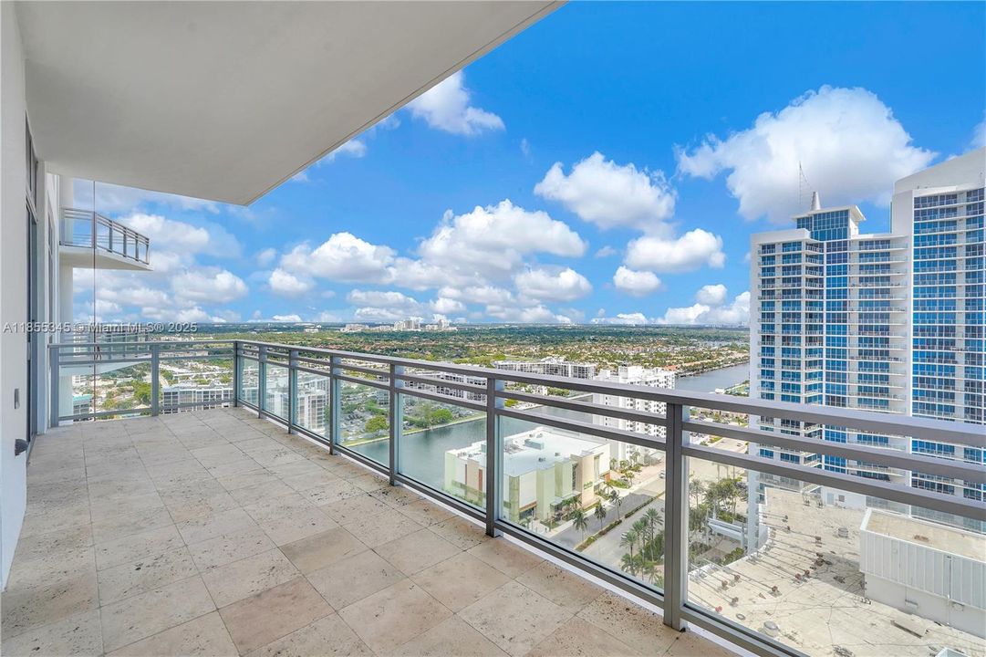 Active With Contract: $1,999,000 (3 beds, 3 baths, 2857 Square Feet)