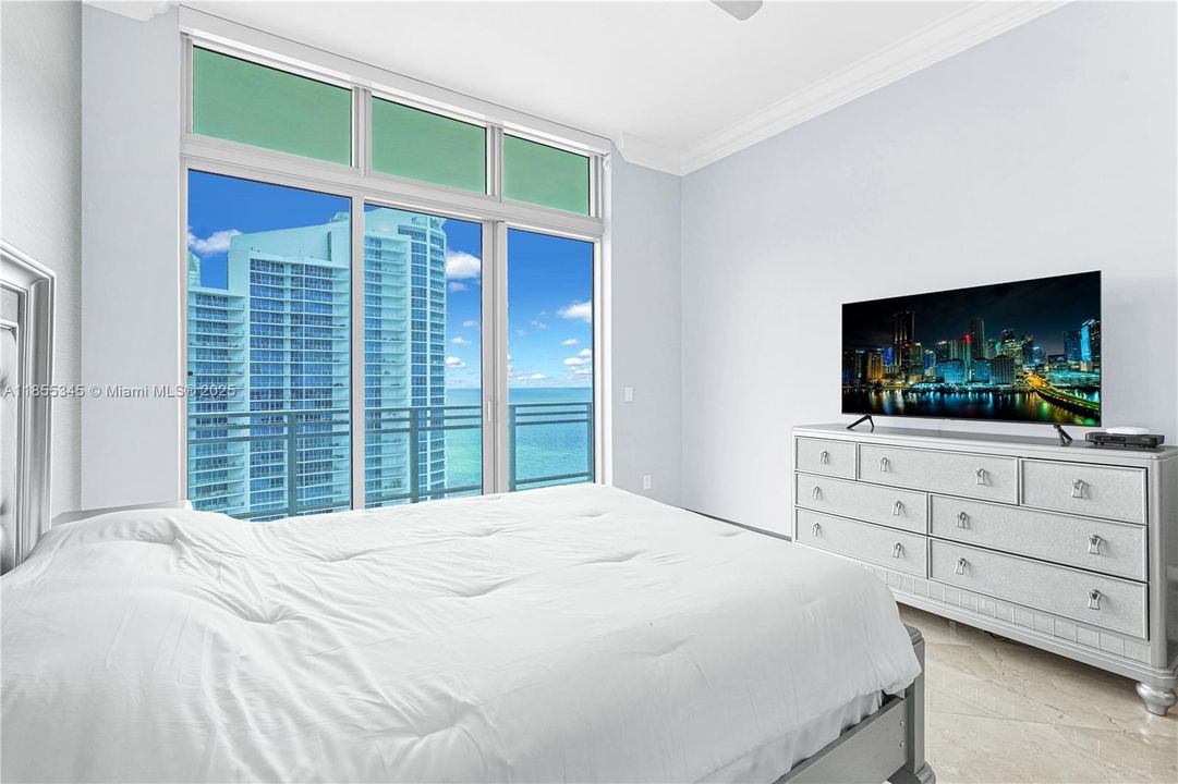 Active With Contract: $1,999,000 (3 beds, 3 baths, 2857 Square Feet)