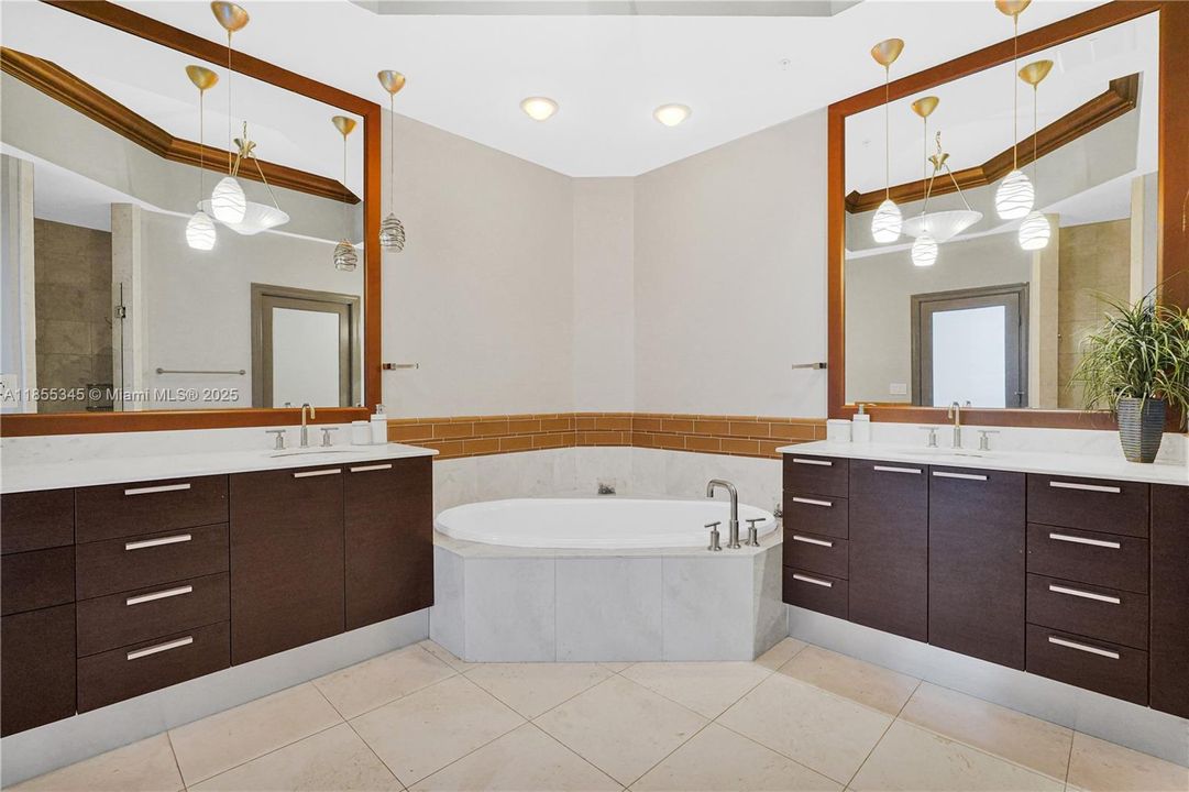 Active With Contract: $1,999,000 (3 beds, 3 baths, 2857 Square Feet)