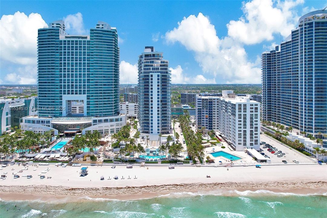 Active With Contract: $1,999,000 (3 beds, 3 baths, 2857 Square Feet)