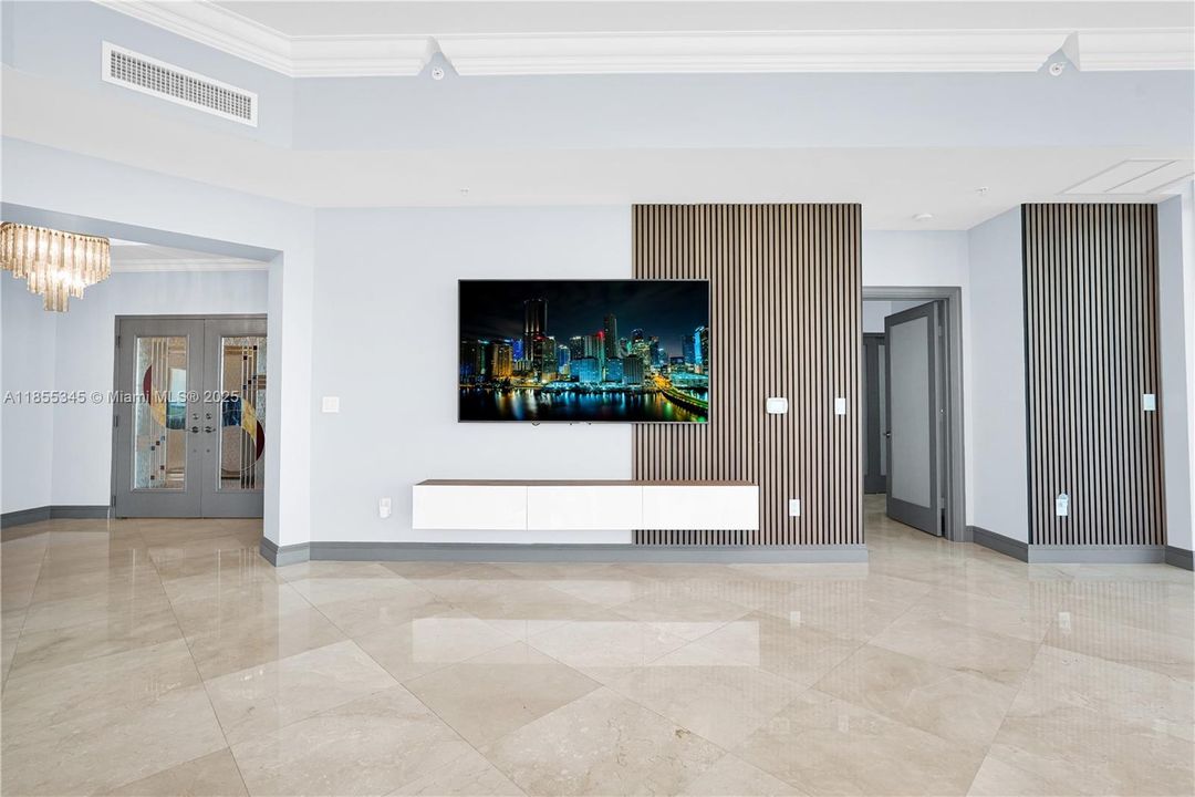 Active With Contract: $1,999,000 (3 beds, 3 baths, 2857 Square Feet)