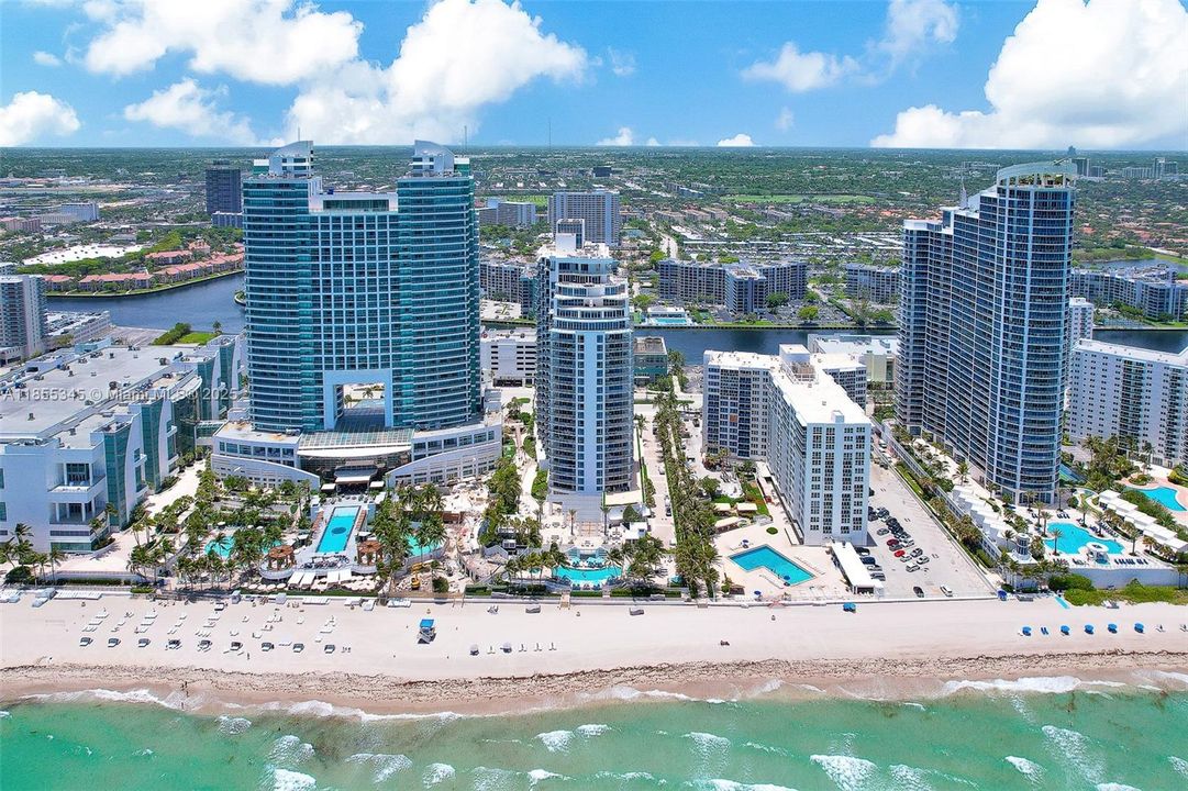 Active With Contract: $1,999,000 (3 beds, 3 baths, 2857 Square Feet)