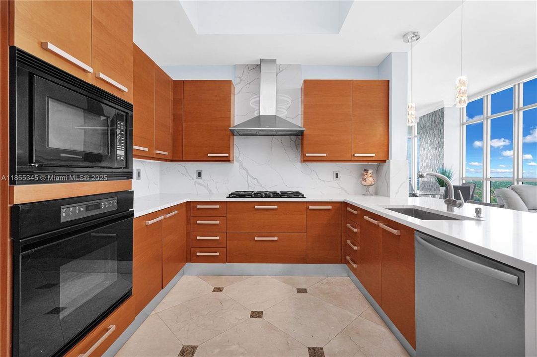 Active With Contract: $1,999,000 (3 beds, 3 baths, 2857 Square Feet)