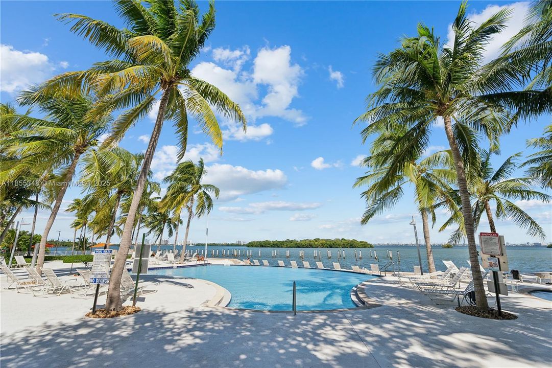 For Sale: $450,000 (2 beds, 2 baths, 990 Square Feet)