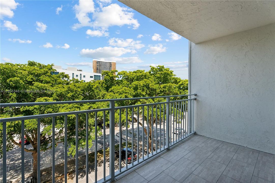 For Sale: $450,000 (2 beds, 2 baths, 990 Square Feet)