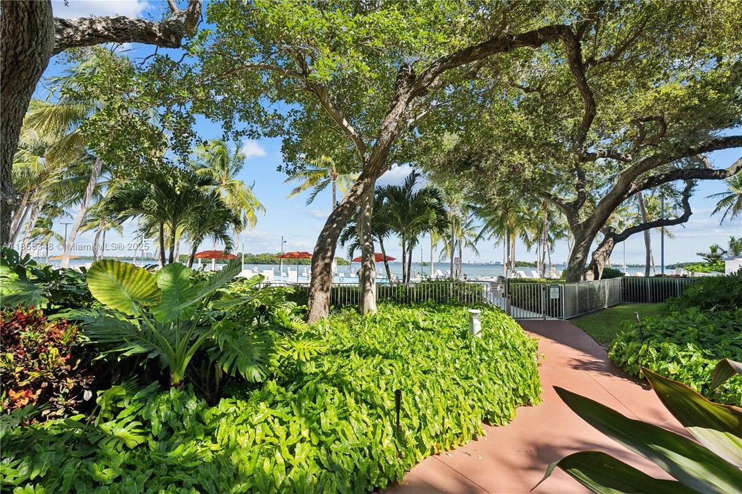 For Sale: $450,000 (2 beds, 2 baths, 990 Square Feet)