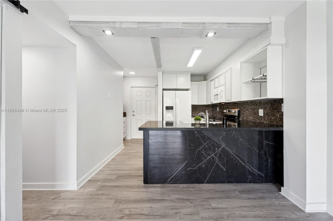 For Sale: $450,000 (2 beds, 2 baths, 990 Square Feet)