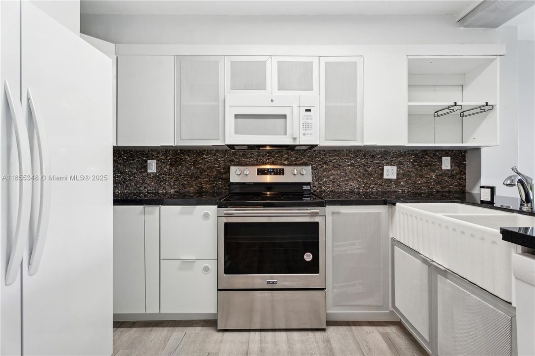 For Sale: $450,000 (2 beds, 2 baths, 990 Square Feet)