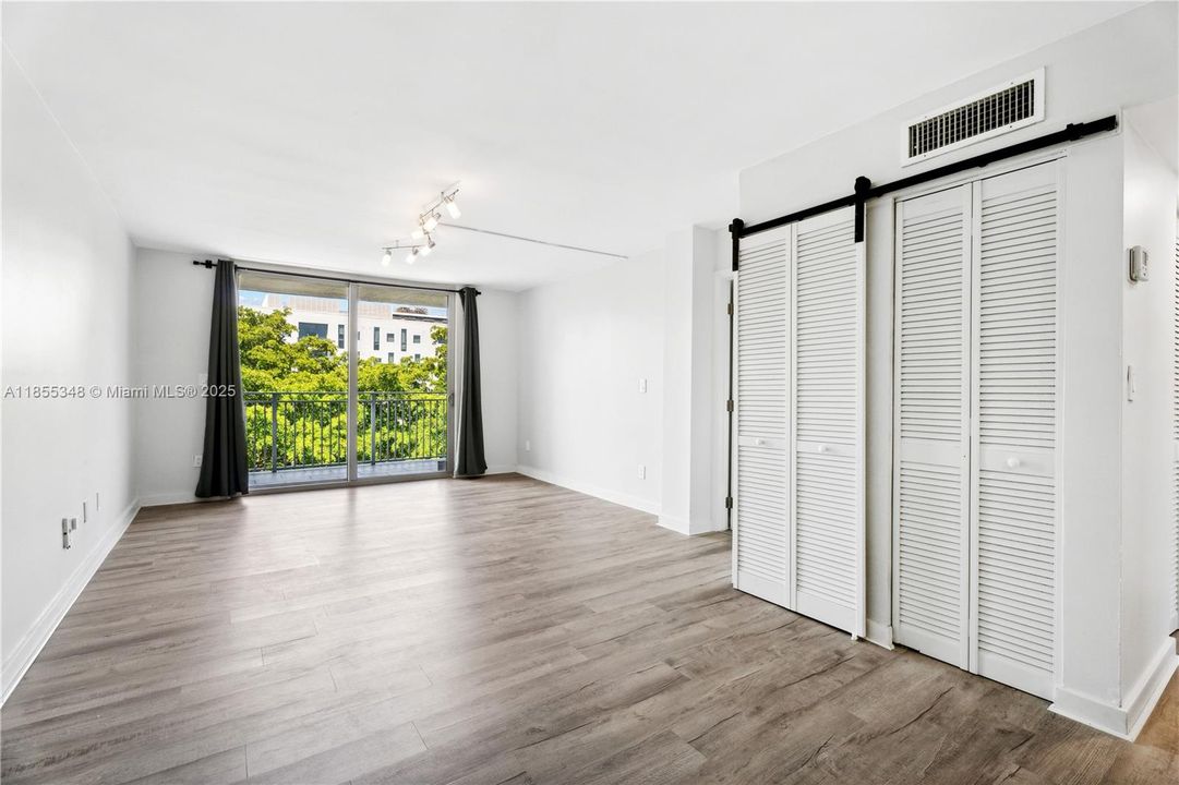 For Sale: $450,000 (2 beds, 2 baths, 990 Square Feet)