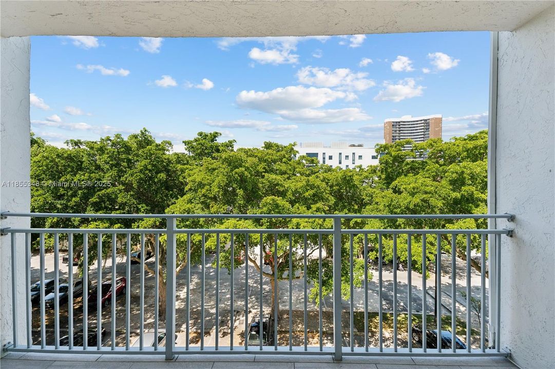 For Sale: $450,000 (2 beds, 2 baths, 990 Square Feet)