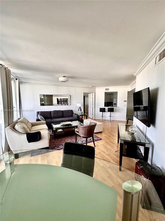 待售: $800,000 (2 贝兹, 2 浴室, 1220 平方英尺)