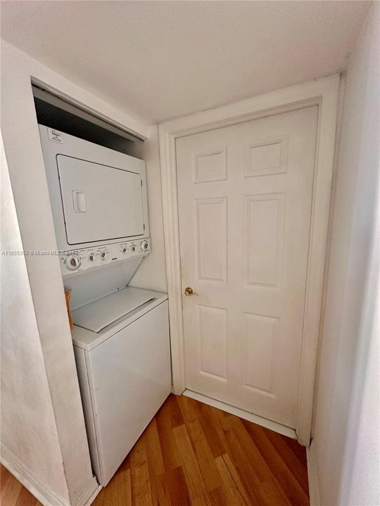 待售: $800,000 (2 贝兹, 2 浴室, 1220 平方英尺)