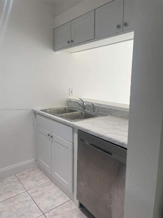 На продажу: $188,000 (2 спален, 2 ванн, 768 Квадратных фут)